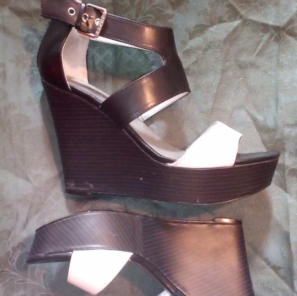 Guess   Sandals.     (( Size 9.5 M ))